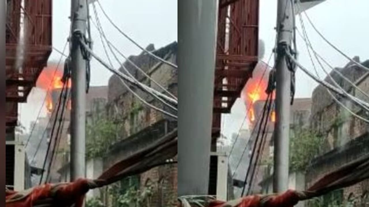 বড়বাজারের কলুটোলার এক বহুতলে বিধ্বংসী আগুন, উপস্থিত দমকলের ৫ টি ইঞ্জিন বড়বাজারের কলুটোলার এক বহুতলে বিধ্বংসী আগুন, উপস্থিত দমকলের ৫ টি ইঞ্জিন