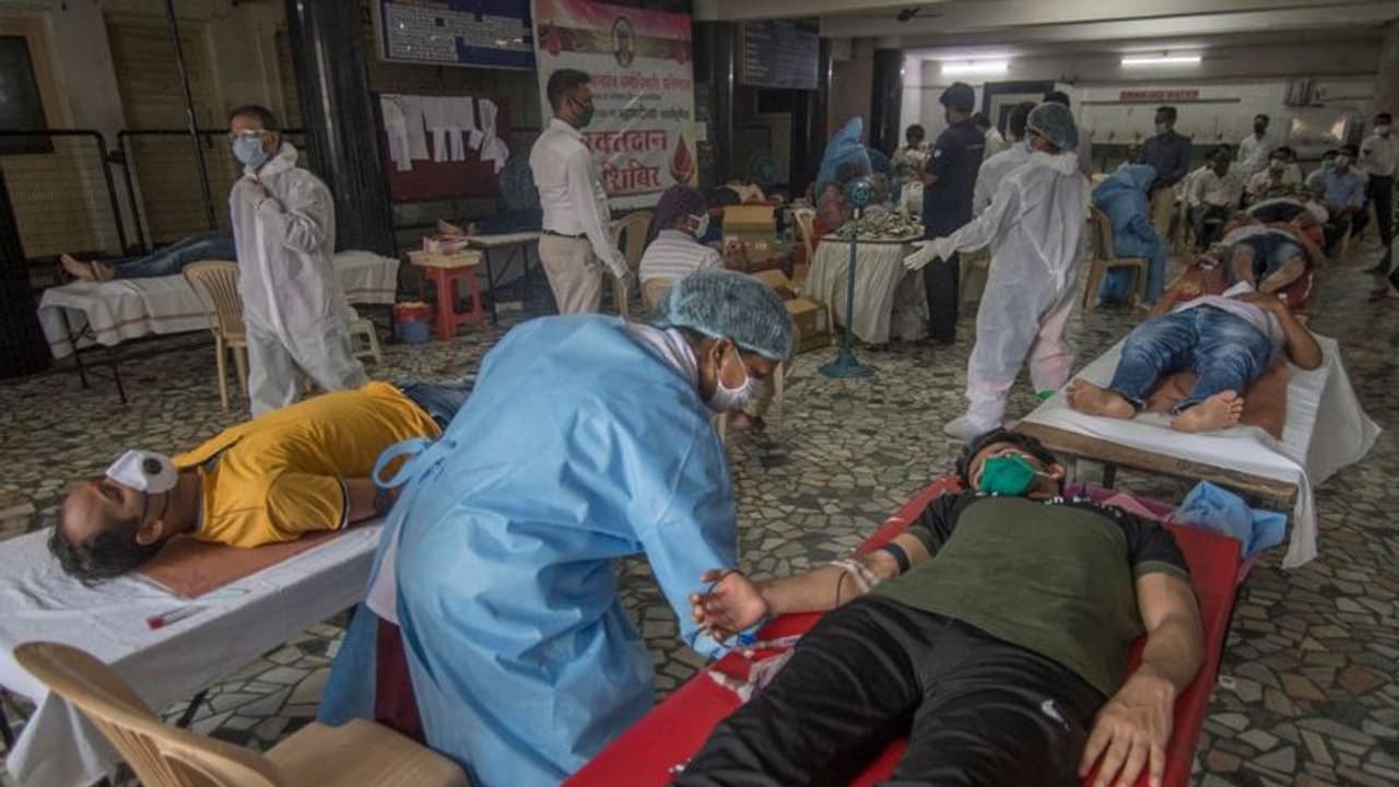 মহারাষ্ট্রে আক্রান্তের সংখ্যা ছাড়াল ১ লক্ষ, এবার বাংলাদেশ থেকে রেমডেসিভির আনাচ্ছেন উদ্ধব