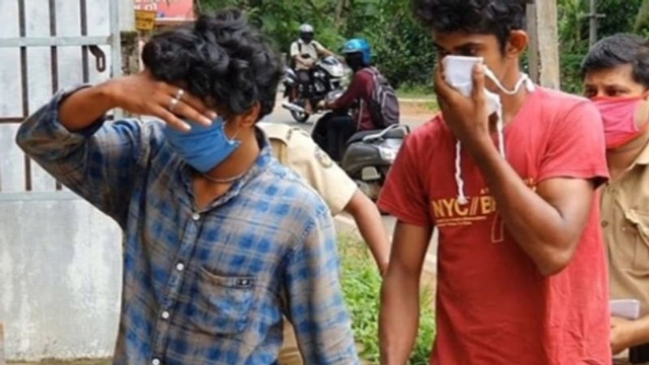 കടകളിൽ കവർച്ച നടത്തിയ സംഭവത്തിൽ യുവാക്കൾ അറസ്റ്റിൽ; മൊബൈൽ ഫോൺ പിടിച്ചെടുത്തു കടകളിൽ കവർച്ച നടത്തിയ സംഭവത്തിൽ യുവാക്കൾ അറസ്റ്റിൽ; മൊബൈൽ ഫോൺ പിടിച്ചെടുത്തു