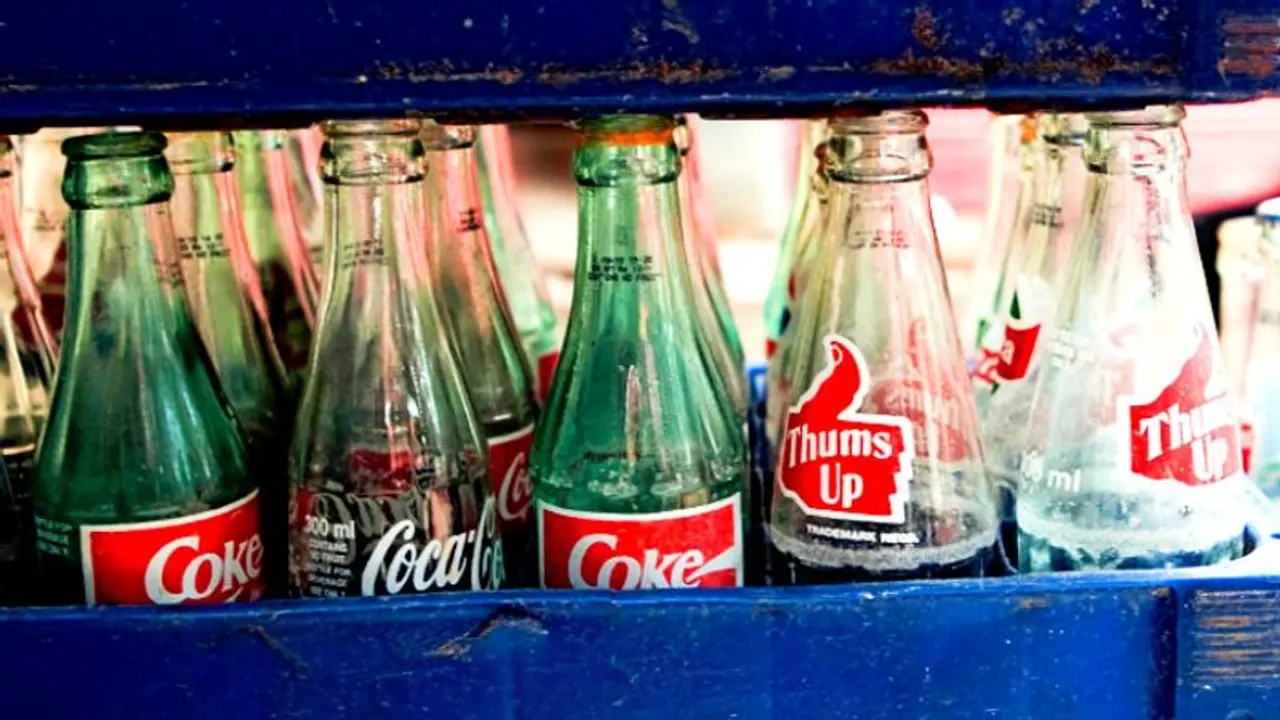 అవుటర్ పై థమ్స్అప్ లారీ బోల్తా.. ఎగబడ్డ జనం.. నిమిషాల్లో సీసాలు మాయం.. 