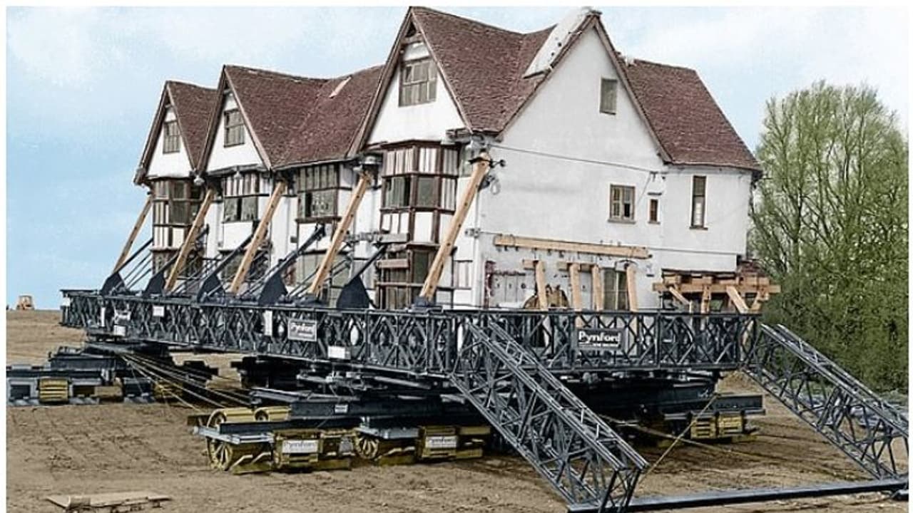 ഉപേക്ഷിക്കാൻ മടി, പുതിയ സ്ഥലത്തേക്ക് പ്രിയപ്പെട്ട വീടും കൂടെക്കൊണ്ടുപോയ ദമ്പതികൾ ഉപേക്ഷിക്കാൻ മടി, പുതിയ സ്ഥലത്തേക്ക് പ്രിയപ്പെട്ട വീടും കൂടെക്കൊണ്ടുപോയ ദമ്പതികൾ