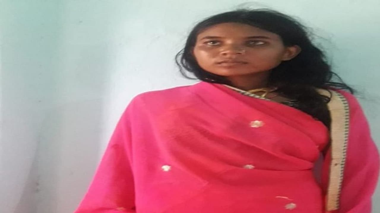 डायनामाइट से MLA का घर उड़ाने वाली नक्सली गिरफ्तार, इंसास राइफल से दागती है गोलियां, धमकाकर की थी शादी डायनामाइट से MLA का घर उड़ाने वाली नक्सली गिरफ्तार, इंसास राइफल से दागती है गोलियां, धमकाकर की थी शादी