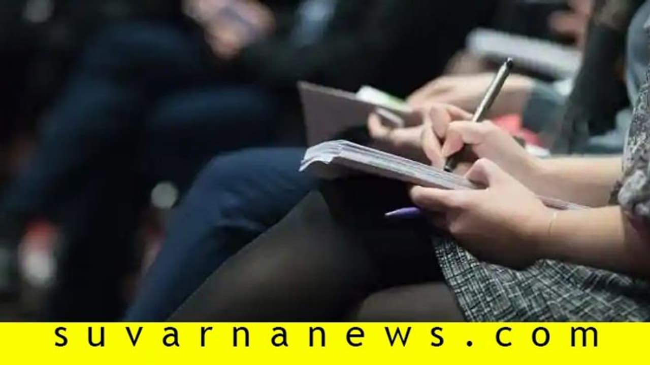 ಭಾರತಕ್ಕೆ ಕಾಶ್ಮೀರ ಸೇರಿಸಿದ ಇಬ್ಬರು ಪತ್ರಕರ್ತರ ಮನೆಗೆ ಕಳಿಸಿದ ಪಾಕ್! ಭಾರತಕ್ಕೆ ಕಾಶ್ಮೀರ ಸೇರಿಸಿದ ಇಬ್ಬರು ಪತ್ರಕರ್ತರ ಮನೆಗೆ ಕಳಿಸಿದ ಪಾಕ್!