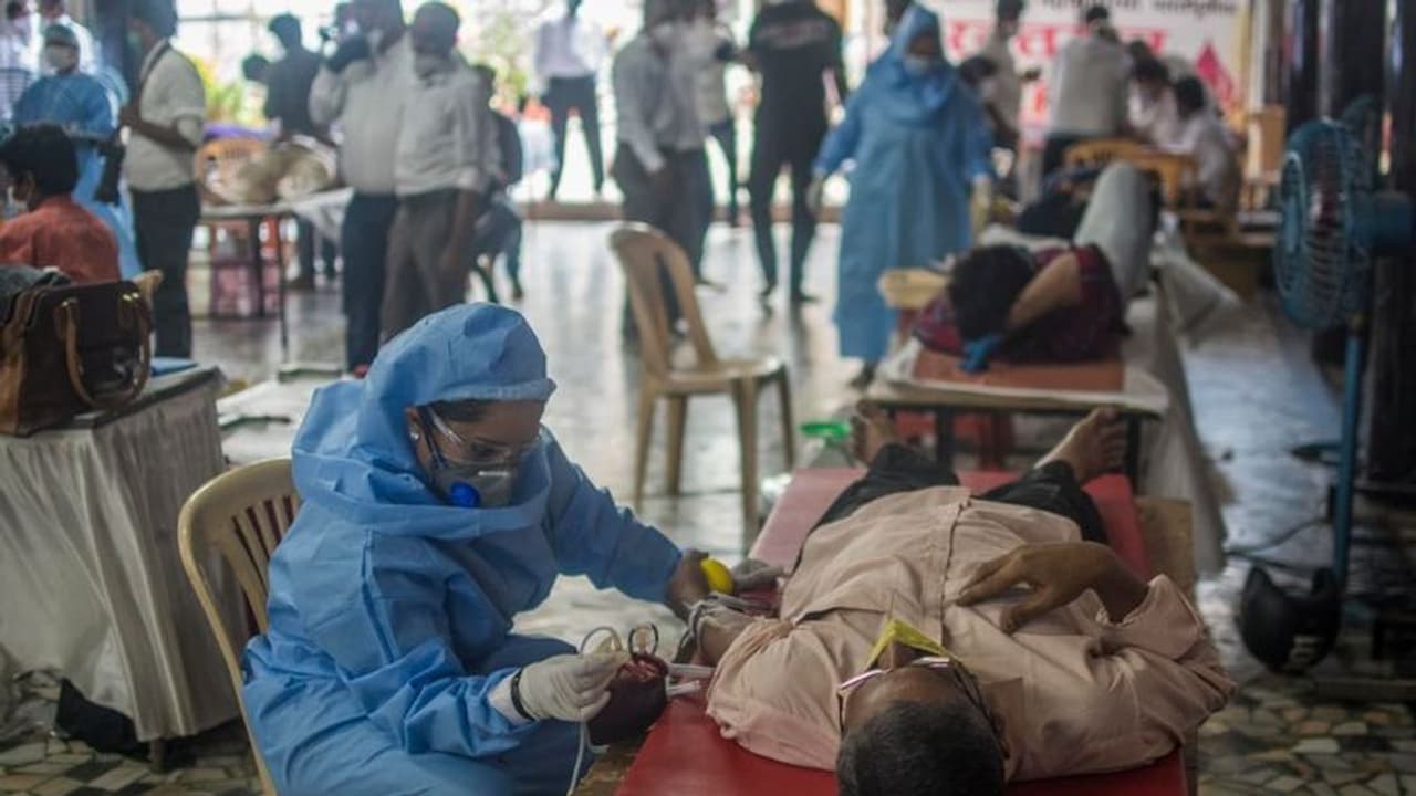 সব রেকর্ডকে পেছনে ফেলে দৈনিক আক্রান্ত সাড় ১১ হাজার, দেশে সংক্রমণ এবার ছাড়াল ৩ লক্ষের গণ্ডি সব রেকর্ডকে পেছনে ফেলে দৈনিক আক্রান্ত সাড় ১১ হাজার, দেশে সংক্রমণ এবার ছাড়াল ৩ লক্ষের গণ্ডি