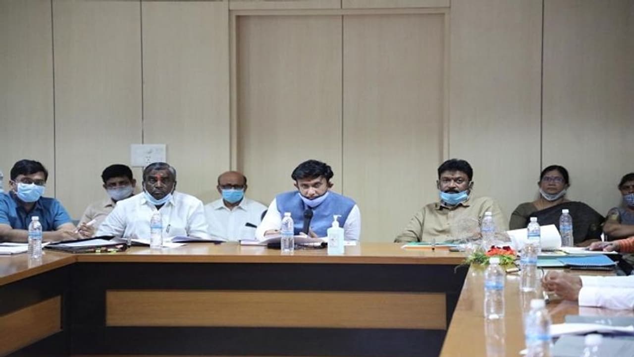 ಕೊರೋನಾ ಸ್ಫೋಟ: ಜಿಂದಾಲ್ ಜ್ಯೂಬಿಲಿಯಂಟ್ನಂತೆ ಆಗೋದಿಲ್ಲ, ಸಚಿವ ಸುಧಾಕರ್ ಕೊರೋನಾ ಸ್ಫೋಟ: ಜಿಂದಾಲ್ ಜ್ಯೂಬಿಲಿಯಂಟ್ನಂತೆ ಆಗೋದಿಲ್ಲ, ಸಚಿವ ಸುಧಾಕರ್