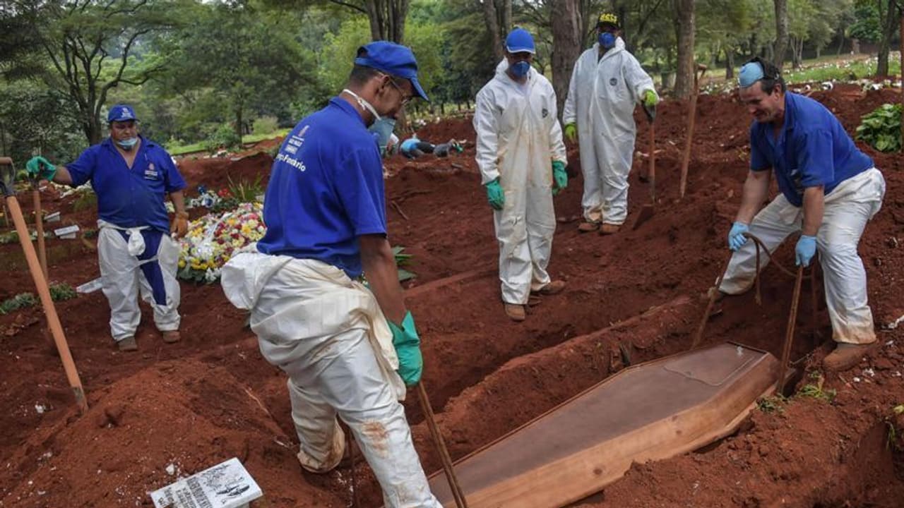 ಮಾಸ್ಕ್ ಧರಿಸದ ಮಂದಿಗೆ ಕೊರೋನಾದಿಂದ ಸತ್ತವರ ದೇಹ ಹೂಳುವ ಗುಂಡಿ ತೋಡುವ ಶಿಕ್ಷೆ!