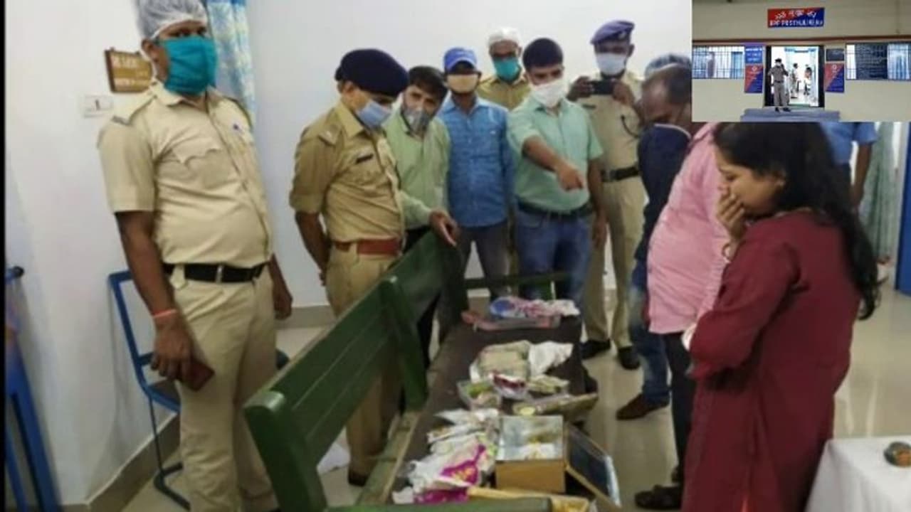 শ্রমিক স্পেশাল ট্রেন থেকে উদ্ধার বিপুল পরিমাণ সোনা ও টাকা , চাঞ্চল্য খড়গপুরে শ্রমিক স্পেশাল ট্রেন থেকে উদ্ধার বিপুল পরিমাণ সোনা ও টাকা , চাঞ্চল্য খড়গপুরে