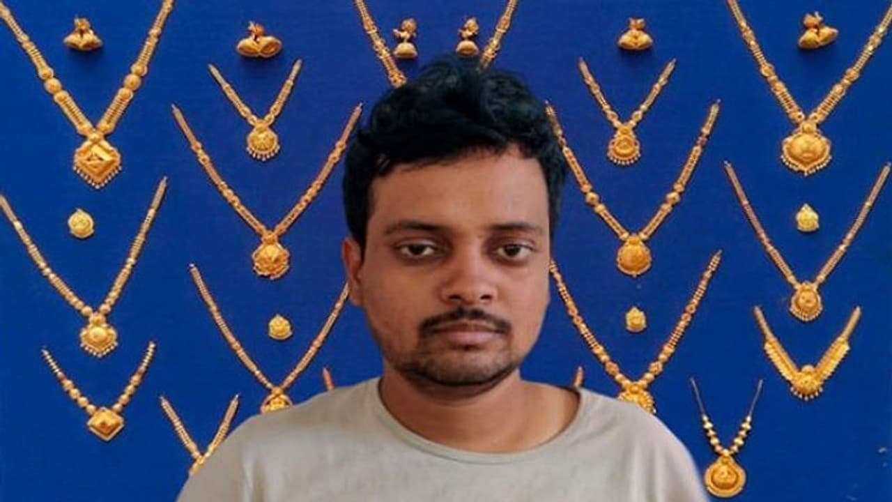 ಬೆಂಗಳೂರು: ಕೆಜಿಗಟ್ಟಲೆ ಚಿನ್ನ ಕದ್ದು ಮಾರಲು ಯತ್ನಿಸಿ ಸಿಕ್ಕಿಬಿದ್ದ ಖತರ್ನಾಕ್ ಕಳ್ಳ ಬೆಂಗಳೂರು: ಕೆಜಿಗಟ್ಟಲೆ ಚಿನ್ನ ಕದ್ದು ಮಾರಲು ಯತ್ನಿಸಿ ಸಿಕ್ಕಿಬಿದ್ದ ಖತರ್ನಾಕ್ ಕಳ್ಳ