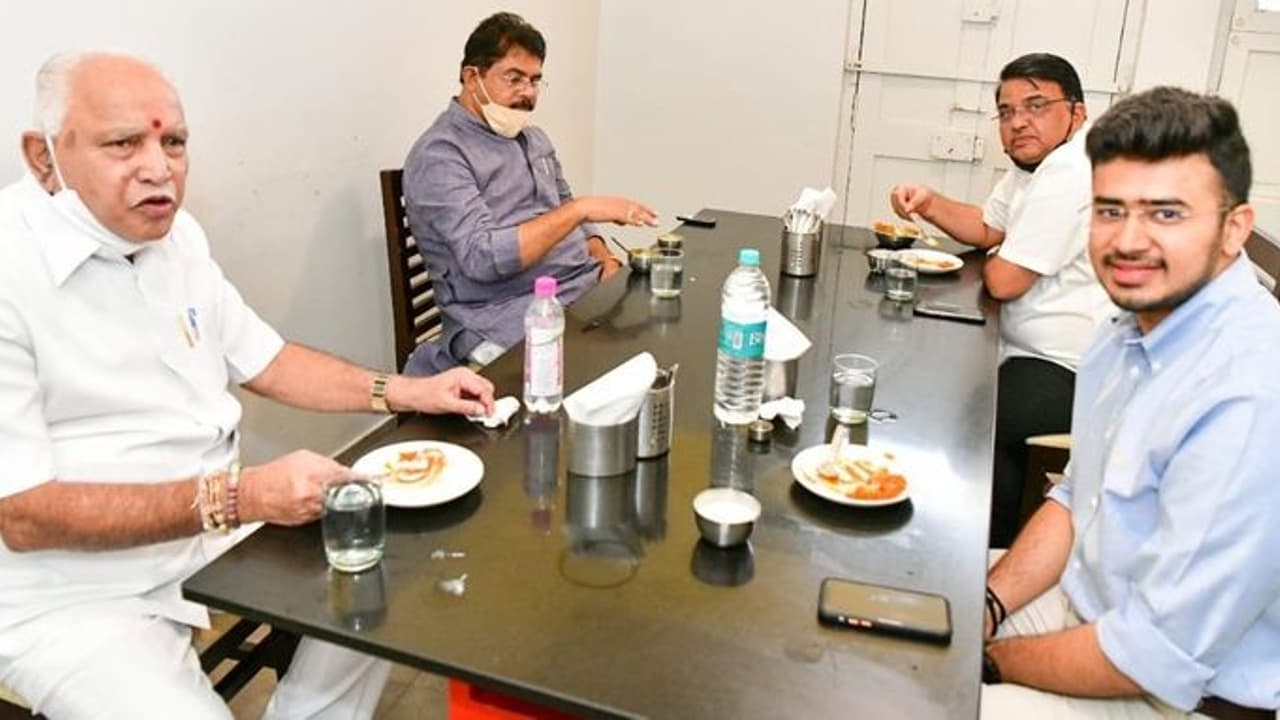 ಲಾಕ್ಡೌನ್ ಸಡಿಲ ಬಳಿಕ ಮೊದಲ ಬಾರಿಗೆ ಹೋಟೆಲ್ ರುಚಿ ಸವಿದ ಬಿಎಸ್ವೈ ಲಾಕ್ಡೌನ್ ಸಡಿಲ ಬಳಿಕ ಮೊದಲ ಬಾರಿಗೆ ಹೋಟೆಲ್ ರುಚಿ ಸವಿದ ಬಿಎಸ್ವೈ