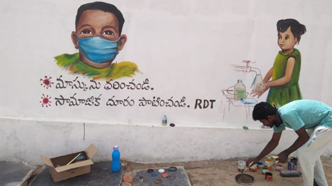 ടിവിയോ ഇന്റര്നെറ്റോ ഇല്ലാത്തവര്ക്കായി കൊവിഡ് പ്രതിരോധ മാര്ഗങ്ങള് തെരുവില് വരച്ച് ചിത്രകാരന് ടിവിയോ ഇന്റര്നെറ്റോ ഇല്ലാത്തവര്ക്കായി കൊവിഡ് പ്രതിരോധ മാര്ഗങ്ങള് തെരുവില് വരച്ച് ചിത്രകാരന്