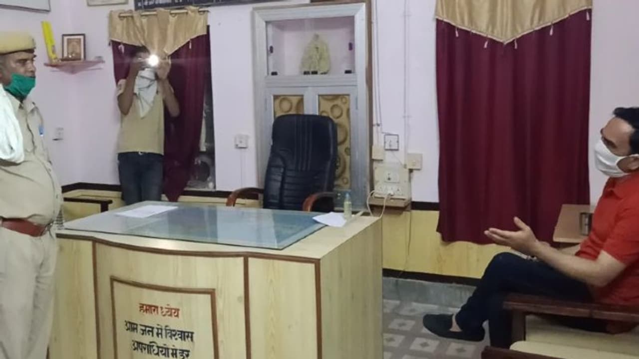 रात में अचानक थाने पहुंचे विधायक तो पुलिसकर्मियो की शर्मनाक हरकत देख हैरान, इस हालत में मिले सिपाही रात में अचानक थाने पहुंचे विधायक तो पुलिसकर्मियो की शर्मनाक हरकत देख हैरान, इस हालत में मिले सिपाही