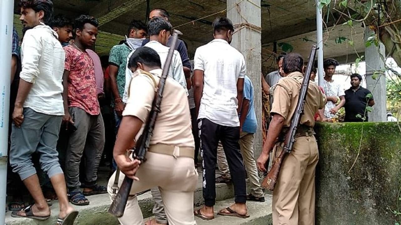 পারিবারিক অশান্তিতে 'খুন', বাড়ি থেকে উদ্ধার গৃহবধূ ও শিশুকন্যার রক্তাক্ত দেহ