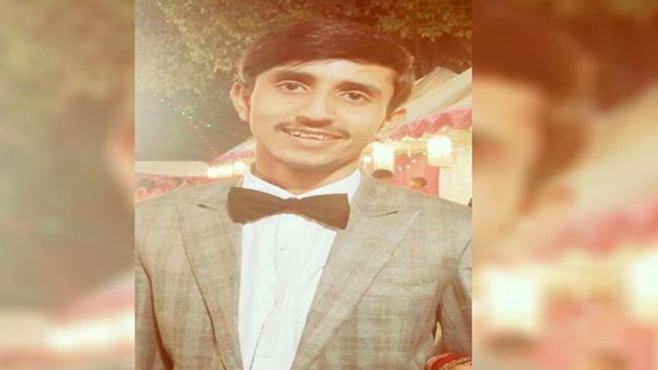 लॉकडाउन में पुलिस ने सीज कर दी डिलिवरी ब्वाय की बाइक, कंपनी ने भी नौकरी से निकाला, लगा लिया मौत को गले लॉकडाउन में पुलिस ने सीज कर दी डिलिवरी ब्वाय की बाइक, कंपनी ने भी नौकरी से निकाला, लगा लिया मौत को गले