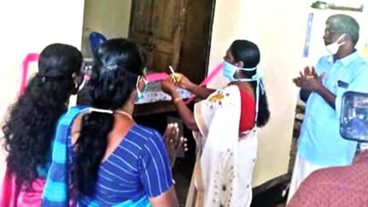 'രാഷ്ട്രീയപ്പോര്'; പൂട്ടുപൊളിച്ച് മൃഗാശുപത്രിയുടെ ഉദ്ഘാടനം നടത്തി പഞ്ചായത്ത് ഭരണസമിതി 'രാഷ്ട്രീയപ്പോര്'; പൂട്ടുപൊളിച്ച് മൃഗാശുപത്രിയുടെ ഉദ്ഘാടനം നടത്തി പഞ്ചായത്ത് ഭരണസമിതി