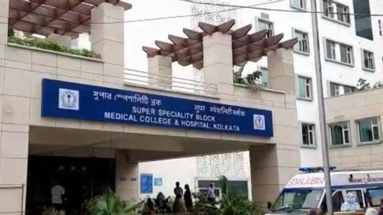 ভয় নেই করোনায়, মেডিক্য়ালের ৪ তলার কার্নিশে পা দোলাচ্ছে রোগী