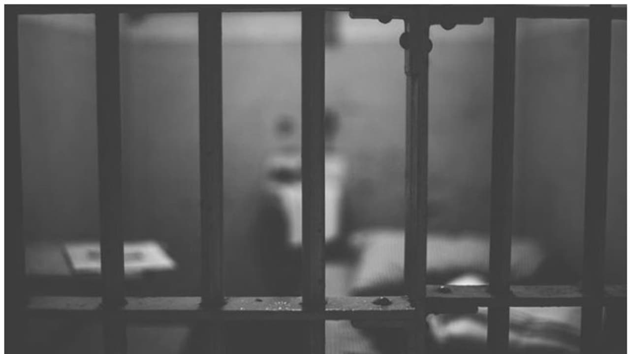 വീട്ടില് കുറച്ച് പ്രശ്നങ്ങളുണ്ട്, തീര്ത്തിട്ടു തിരിച്ചു വരാം; കത്തെഴുതിവച്ച് തടവുപുള്ളികള് ജയില് ചാടി വീട്ടില് കുറച്ച് പ്രശ്നങ്ങളുണ്ട്, തീര്ത്തിട്ടു തിരിച്ചു വരാം; കത്തെഴുതിവച്ച് തടവുപുള്ളികള് ജയില് ചാടി