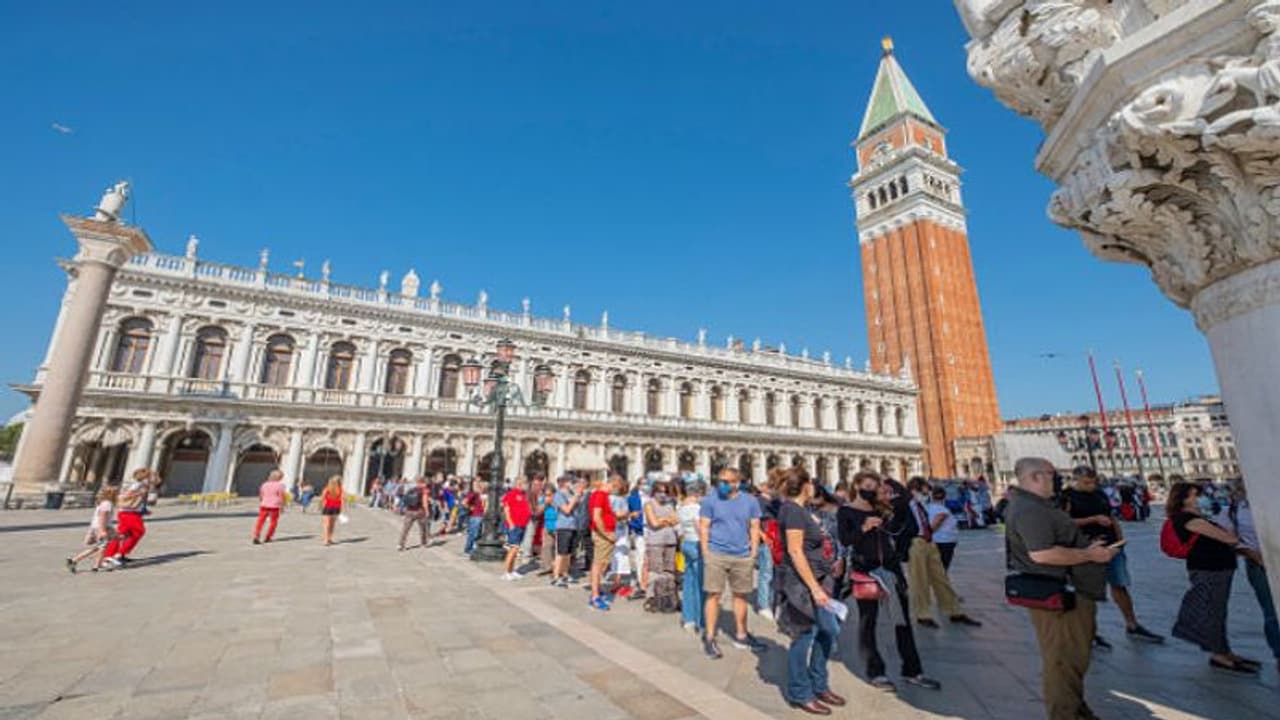 মাত্র ৯৫ টাকায় বিক্রি হচ্ছে একটি আস্ত বাড়ি, তাও আবার ইতালির ছোট্ট শহর চিনকুইফ্রন্ডে মাত্র ৯৫ টাকায় বিক্রি হচ্ছে একটি আস্ত বাড়ি, তাও আবার ইতালির ছোট্ট শহর চিনকুইফ্রন্ডে
