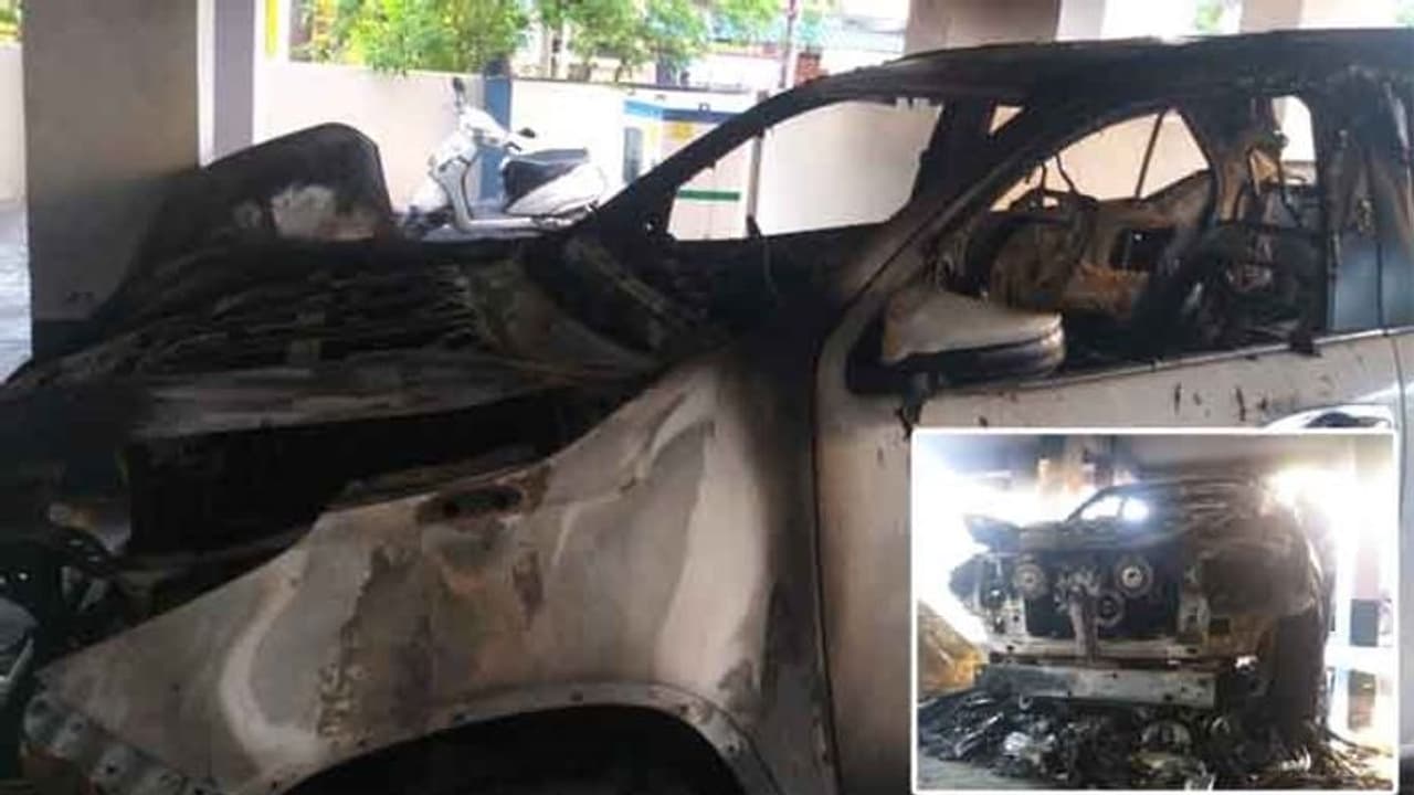 పెద్ద శబ్దం, తీవ్ర భయాందోళనలు: పార్కింగ్ కారులో మంటలు