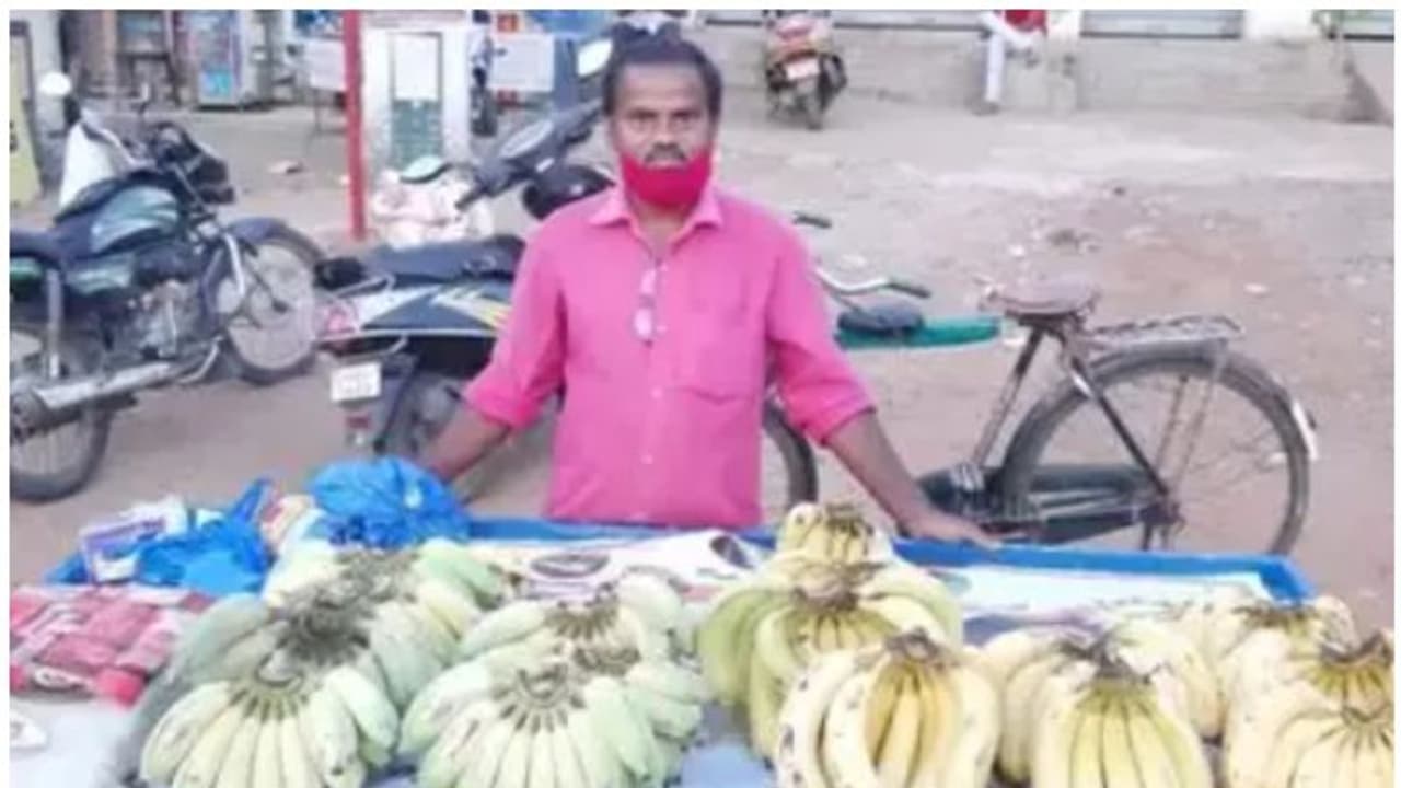 ലോക്ക്ഡൗണിൽ ജോലി പോയി, അധ്യാപകൻ പഴക്കച്ചവടം തുടങ്ങി; ഇപ്പോഴിതാ പുതിയ 'ട്വിസ്റ്റ്' ലോക്ക്ഡൗണിൽ ജോലി പോയി, അധ്യാപകൻ പഴക്കച്ചവടം തുടങ്ങി; ഇപ്പോഴിതാ പുതിയ 'ട്വിസ്റ്റ്'
