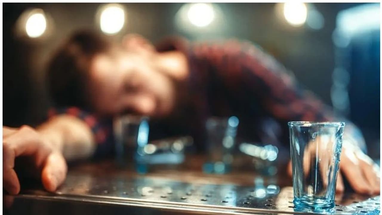 സുഹൃത്തുക്കൾക്കൊപ്പം മദ്യപിക്കുന്നതിനിടെ പൊലീസുകാരന്റെ മരണം; ദുരൂഹതയേറുന്നു സുഹൃത്തുക്കൾക്കൊപ്പം മദ്യപിക്കുന്നതിനിടെ പൊലീസുകാരന്റെ മരണം; ദുരൂഹതയേറുന്നു