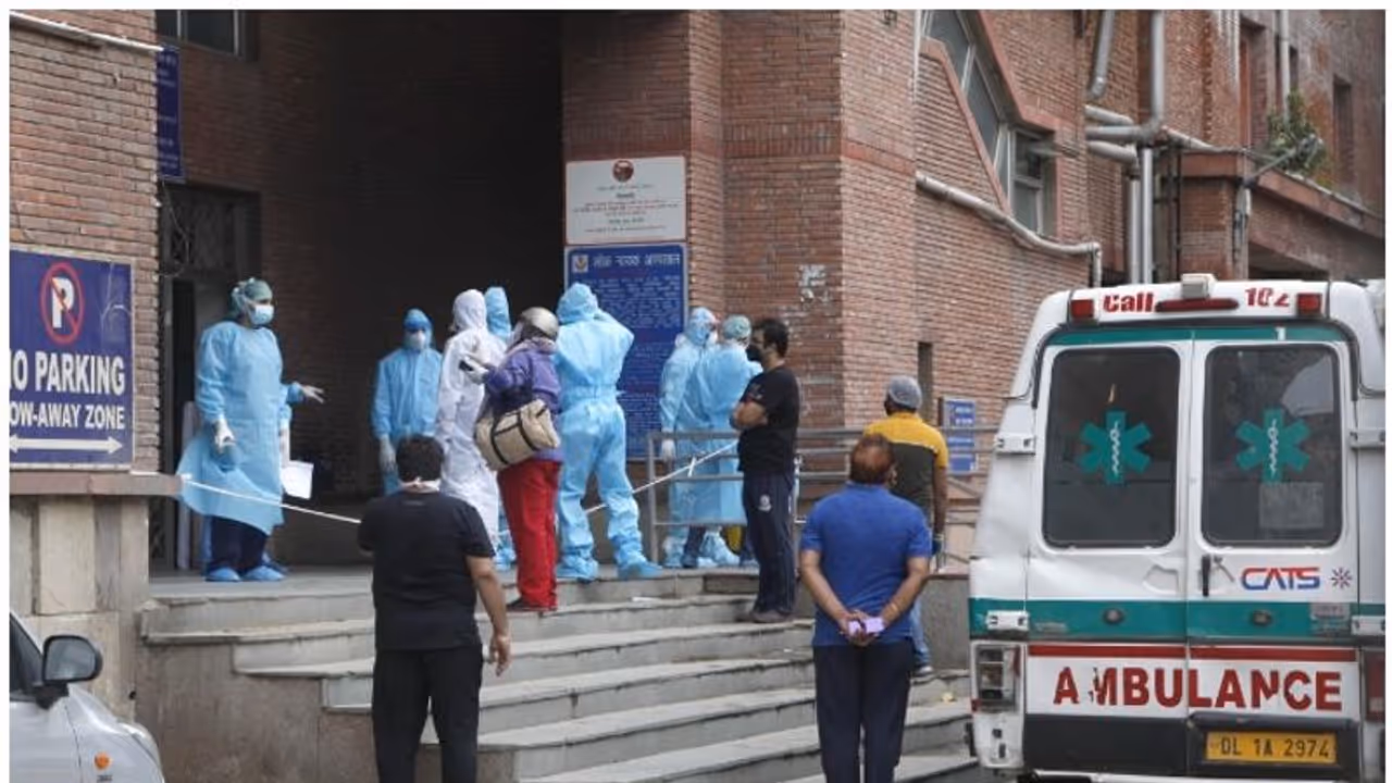 കൊവിഡ് ബാധിതയായ മലയാളി സ്ത്രീ ചികിത്സ കിട്ടാതെ ദില്ലിയിലെ ആശുപത്രി വരാന്തയിൽ കൊവിഡ് ബാധിതയായ മലയാളി സ്ത്രീ ചികിത്സ കിട്ടാതെ ദില്ലിയിലെ ആശുപത്രി വരാന്തയിൽ