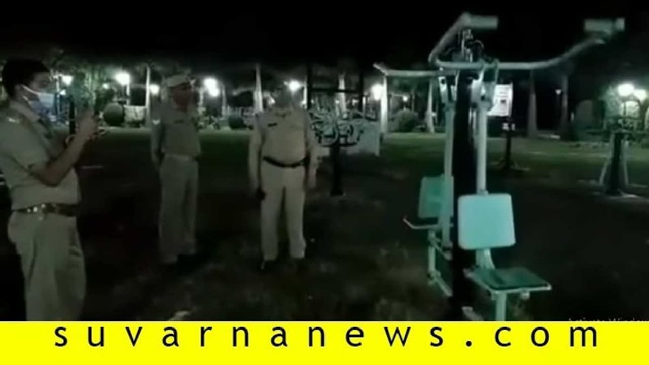 ಜನರೇ ಇಲ್ಲದ ಖಾಲಿ ಪಾರ್ಕಲ್ಲಿ ನಡುರಾತ್ರಿ ಎಕ್ಸರ್ಸೈಸ್ ಮಾಡುತ್ತೆ ದೆವ್ವ..? ಭಯ ಹುಟ್ಟಿಸೋ ವಿಡಿಯೋ ವೈರಲ್ ಜನರೇ ಇಲ್ಲದ ಖಾಲಿ ಪಾರ್ಕಲ್ಲಿ ನಡುರಾತ್ರಿ ಎಕ್ಸರ್ಸೈಸ್ ಮಾಡುತ್ತೆ ದೆವ್ವ..? ಭಯ ಹುಟ್ಟಿಸೋ ವಿಡಿಯೋ ವೈರಲ್