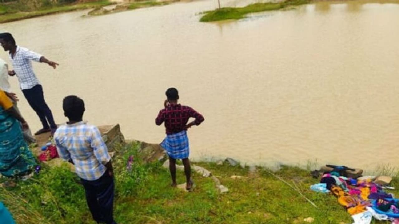 ಮಂಡ್ಯ; ಬಟ್ಟೆ ತೊಳೆಯಲು ತೆರಳಿದ್ದ ತಾಯಿ, ಇಬ್ಬರು ಮಕ್ಕಳು ನೀರು ಪಾಲು ಮಂಡ್ಯ; ಬಟ್ಟೆ ತೊಳೆಯಲು ತೆರಳಿದ್ದ ತಾಯಿ, ಇಬ್ಬರು ಮಕ್ಕಳು ನೀರು ಪಾಲು