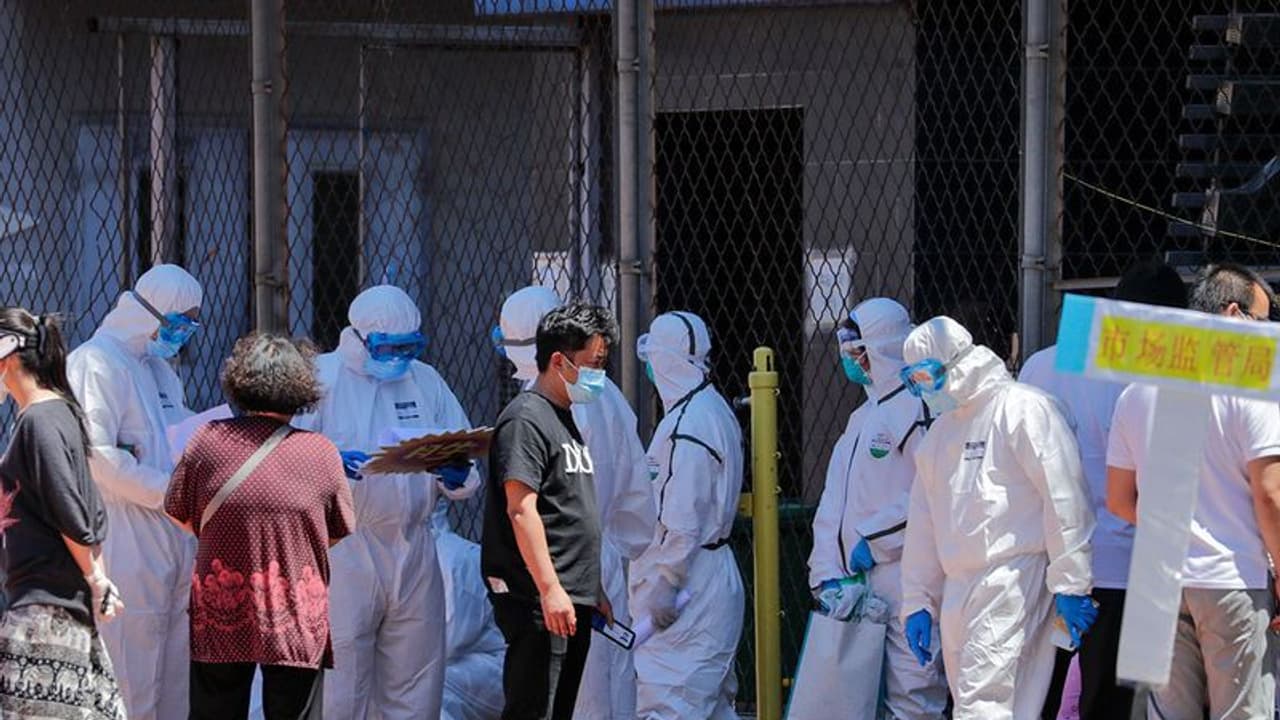 লাফিয়ে লাফিয় ফের বাড়ছে সংক্রমণ, লকডাউনের পর এবার গণহারে করোনার পরীক্ষা শুরু বেজিংয়ে লাফিয়ে লাফিয় ফের বাড়ছে সংক্রমণ, লকডাউনের পর এবার গণহারে করোনার পরীক্ষা শুরু বেজিংয়ে