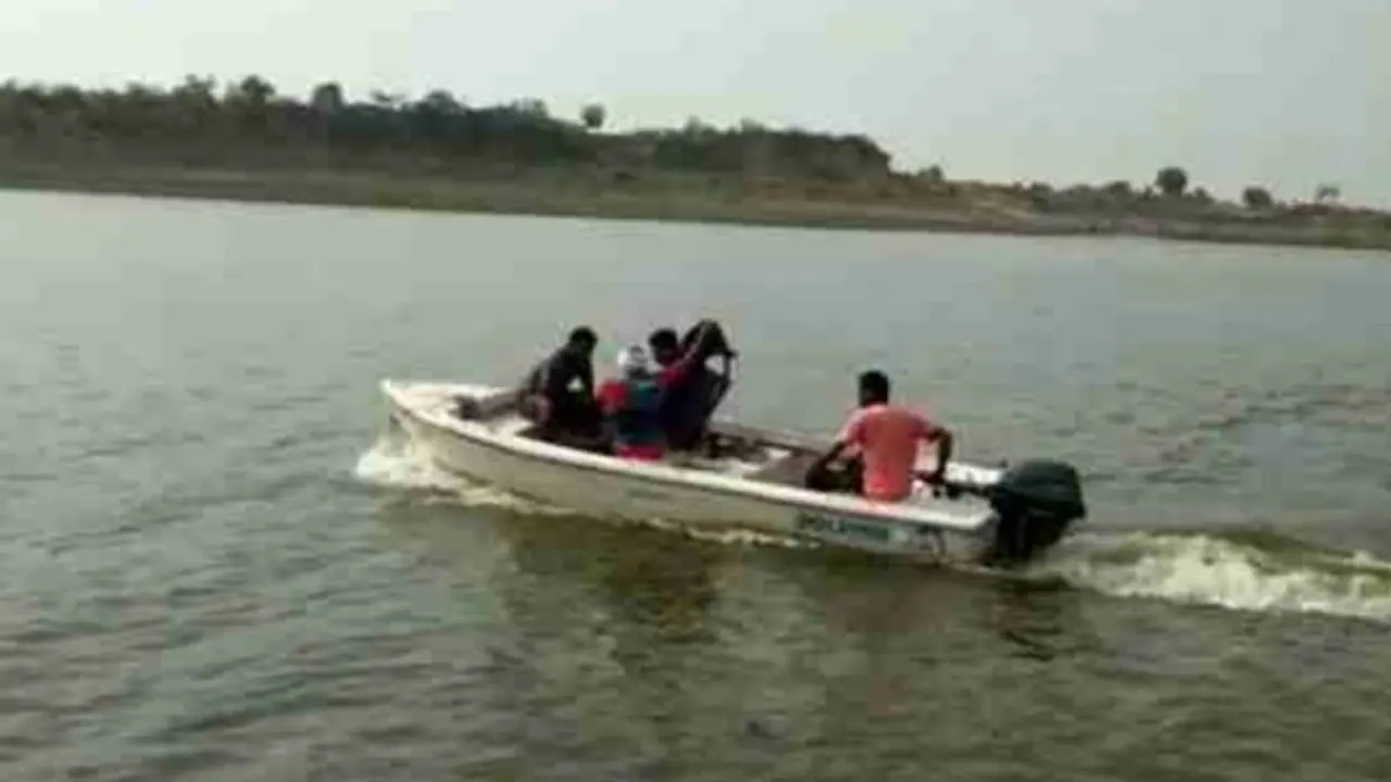 3 రోజుల తర్వాత తుంగభద్ర నదిలో లభ్యమైన సింధూజ రెడ్డి డెడ్బాడీ 3 రోజుల తర్వాత తుంగభద్ర నదిలో లభ్యమైన సింధూజ రెడ్డి డెడ్బాడీ