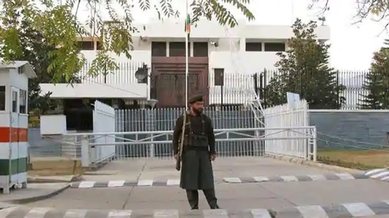 लापता नहीं गिरफ्तार हुए भारतीय अफसर, भारत ने पाकिस्तान से कहा, उन्हें कार सहित तुरंत दूतावास भेजें लापता नहीं गिरफ्तार हुए भारतीय अफसर, भारत ने पाकिस्तान से कहा, उन्हें कार सहित तुरंत दूतावास भेजें