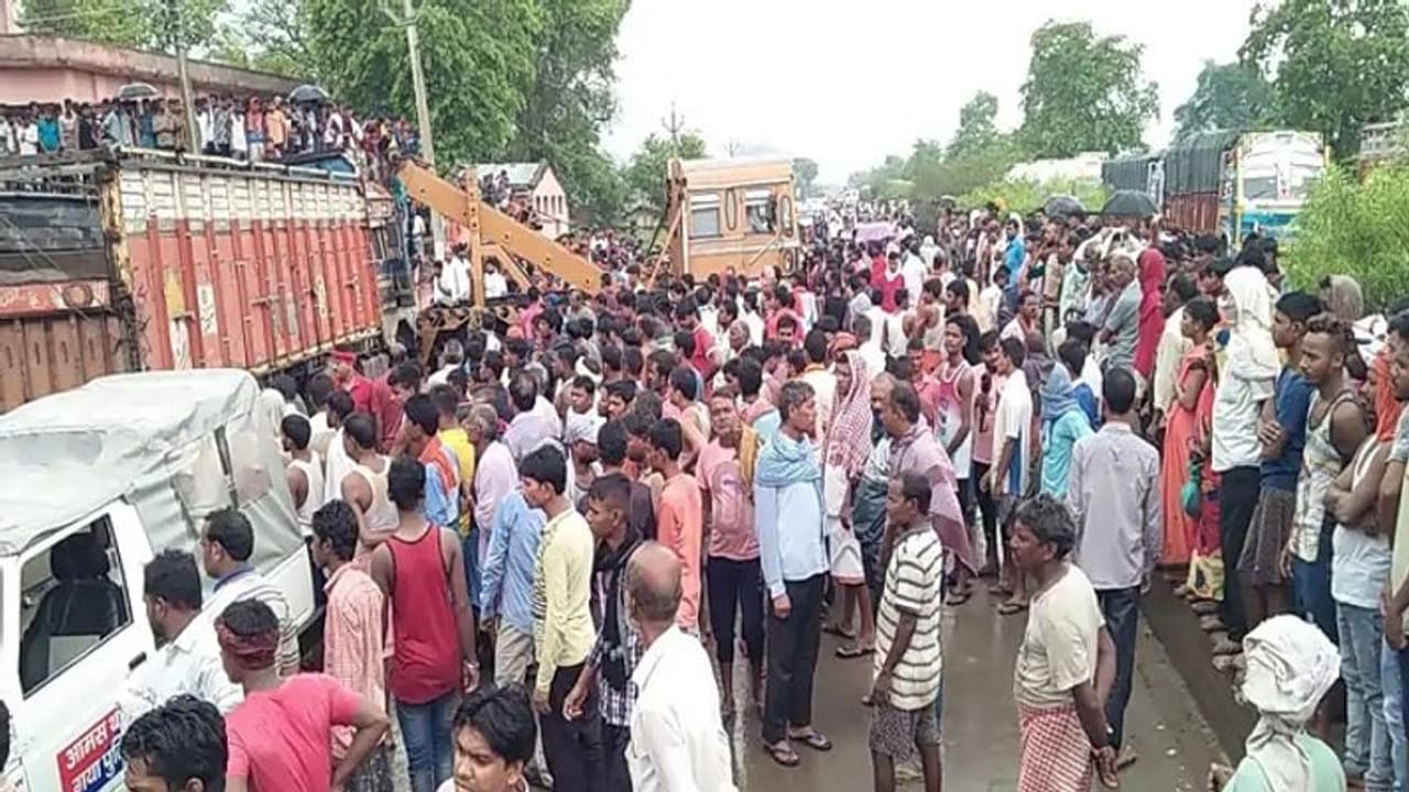 ट्रक और ऑटो में टक्कर, 9 लोगों की मौत, गाड़ी में ही लाशों के साथ फंसे रहे लोग, तिलक चढ़ाकर लौटे थे सभी ट्रक और ऑटो में टक्कर, 9 लोगों की मौत, गाड़ी में ही लाशों के साथ फंसे रहे लोग, तिलक चढ़ाकर लौटे थे सभी