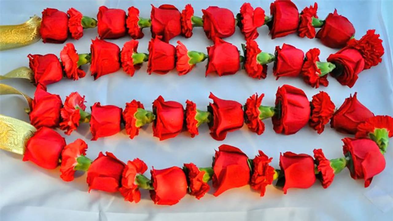 గులాబీ దండ వేస్తే.. వెయ్యి.. ఇప్పుడిదే ట్రెండ్ గురూ.. !!