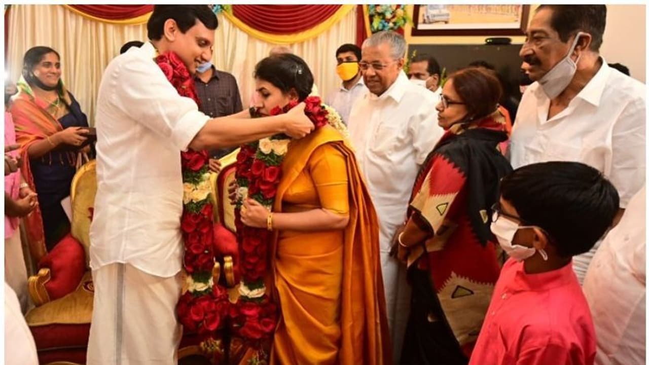 செயலால் சாதித்து காட்டிய கேரள முதல்வர்... சொந்த மகளின் திருமணத்தையே 20 பேருடன் எளிமையாக நடத்தி அதிரடி...! செயலால் சாதித்து காட்டிய கேரள முதல்வர்... சொந்த மகளின் திருமணத்தையே 20 பேருடன் எளிமையாக நடத்தி அதிரடி...!