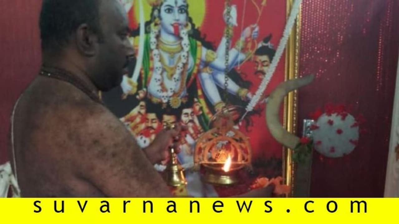 ಅರ್ಚಕನಿಂದ ಕೊರೋನಾ ದೇವಿಗೆ ಪೂಜೆ: ಥರ್ಮಕೋಲ್‌ ಮೂರ್ತಿಗೆ ದಿನನಿತ್ಯ ಪೂಜೆ!