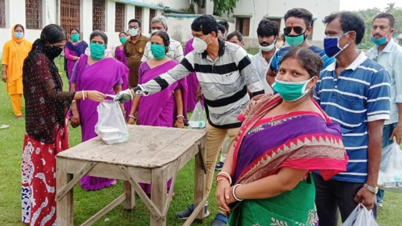 করোনার আতঙ্ক নয়, কোয়ারেন্টাইনে পরিযায়ী শ্রমিকদের পাশে আশাকর্মীরা করোনার আতঙ্ক নয়, কোয়ারেন্টাইনে পরিযায়ী শ্রমিকদের পাশে আশাকর্মীরা