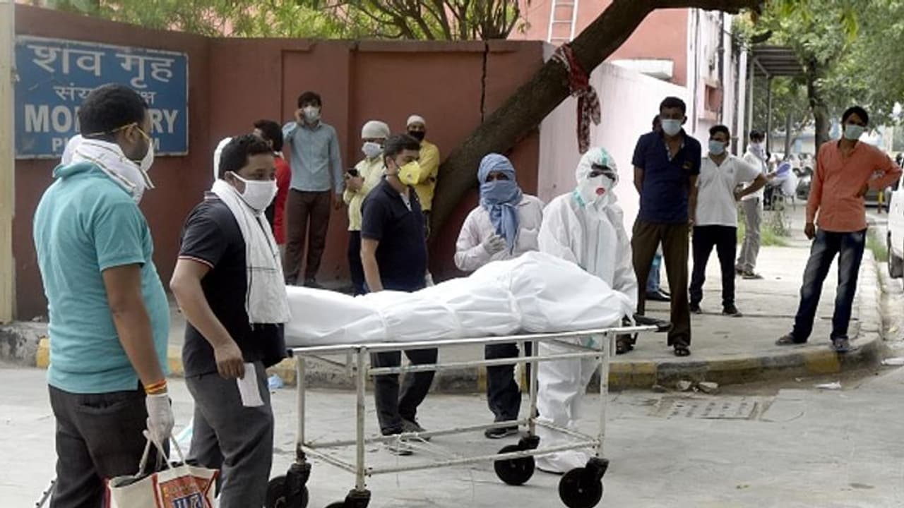 রেকর্ড গড়ে গত ২৪ ঘণ্টায় করোনায় মৃত্যু ২ হাজারের বেশি, দেশে আক্রান্তের সংখ্যা সাড়ে ৩ লক্ষ ছাড়াল