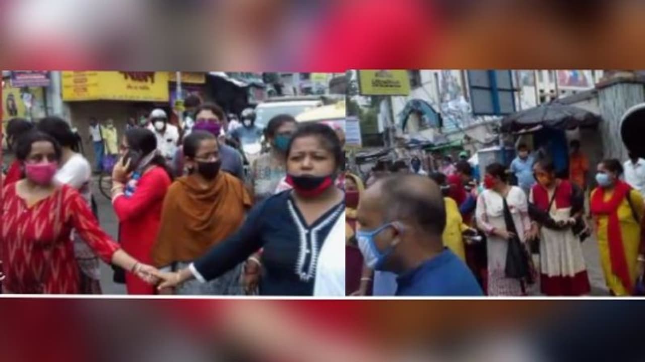 ৫০ শতাংশ ফি কমানোর দাবিতে পথ অবরোধ, বাঁশদ্রোণীর ডি পল্ স্কুলের সামনে বিক্ষোভ অভিভাবকদের ৫০ শতাংশ ফি কমানোর দাবিতে পথ অবরোধ, বাঁশদ্রোণীর ডি পল্ স্কুলের সামনে বিক্ষোভ অভিভাবকদের