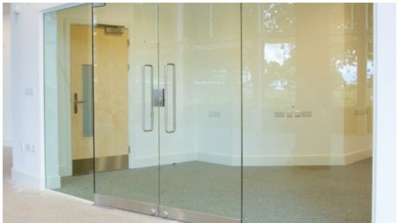 ചില്ലുവാതിൽ തകർന്ന് യുവതി മരിച്ച അപകടം; ഗ്ലാസ് ഡോറുകൾ വെക്കുമ്പോൾ എടുക്കേണ്ട മുൻകരുതലുകൾ എന്തൊക്കെ? ചില്ലുവാതിൽ തകർന്ന് യുവതി മരിച്ച അപകടം; ഗ്ലാസ് ഡോറുകൾ വെക്കുമ്പോൾ എടുക്കേണ്ട മുൻകരുതലുകൾ എന്തൊക്കെ?