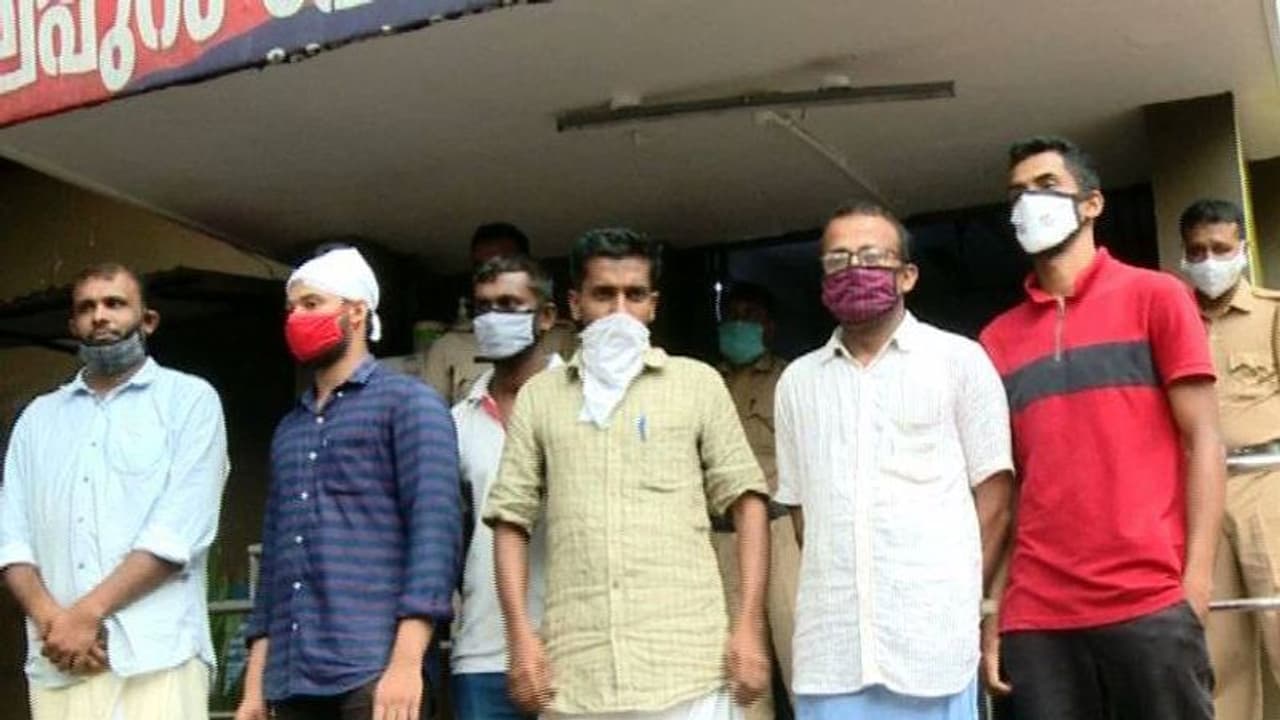 മലപ്പുറത്ത് യുവാവിനെ തട്ടിക്കൊണ്ടുപോയി പണവും ബൈക്കും കവര്ന്നു; ആറ് പേര് അറസ്റ്റില് മലപ്പുറത്ത് യുവാവിനെ തട്ടിക്കൊണ്ടുപോയി പണവും ബൈക്കും കവര്ന്നു; ആറ് പേര് അറസ്റ്റില്