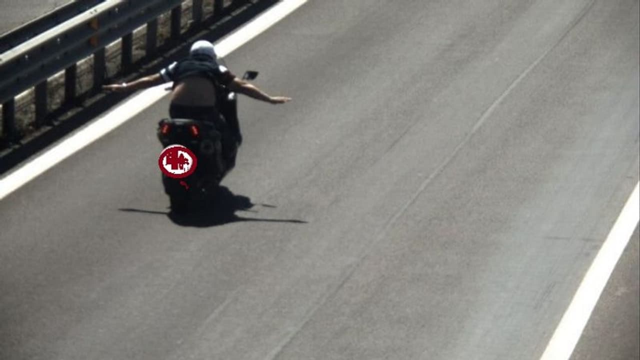 ಎರಡು ಕೈ ಬಿಟ್ಟು ಸ್ಕೂಟರ್‌ನಲ್ಲಿ ಸಾಹಸ; ಸವಾರನಿಗೆ 48 ಸಾವಿರ ರೂ. ಫೈನ್!