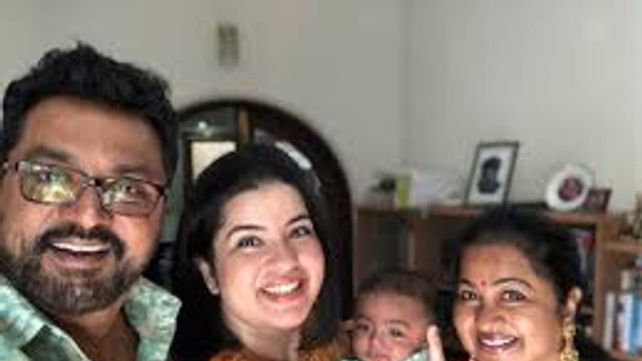 செல்ல பேத்தியுடன் க்யூட்டாக போஸ் கொடுத்த ராதிகா, சரத்குமார்... , “குட்டி பாப்பா” போஸ் தான் டாப்...! செல்ல பேத்தியுடன் க்யூட்டாக போஸ் கொடுத்த ராதிகா, சரத்குமார்... , “குட்டி பாப்பா” போஸ் தான் டாப்...!