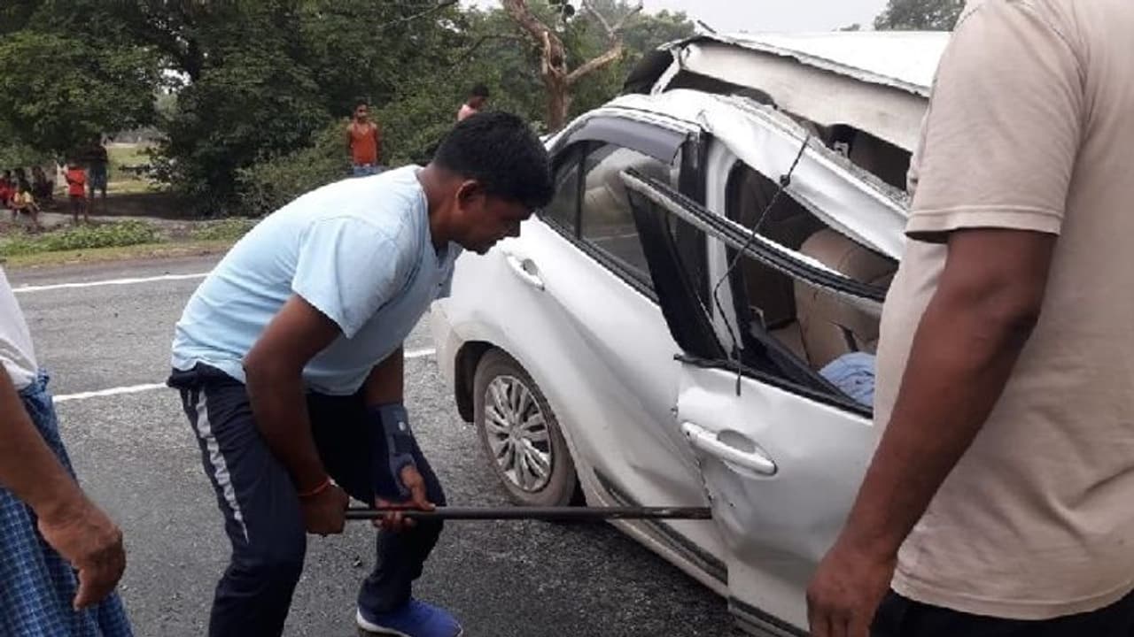 एक साथ मौत के मुंह में समा गए दो दोस्त, कार की खिड़की तोड़कर निकाली खून से लथपथ लाशें