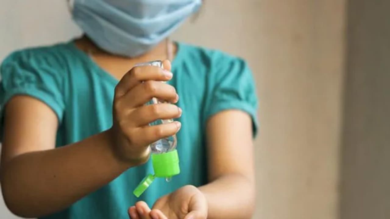 'വിഷാംശം കലര്ന്ന സാനിറ്റൈസര് വില്ക്കപ്പെടുന്നു'; മുന്നറിയിപ്പുമായി സിബിഐ 'വിഷാംശം കലര്ന്ന സാനിറ്റൈസര് വില്ക്കപ്പെടുന്നു'; മുന്നറിയിപ്പുമായി സിബിഐ