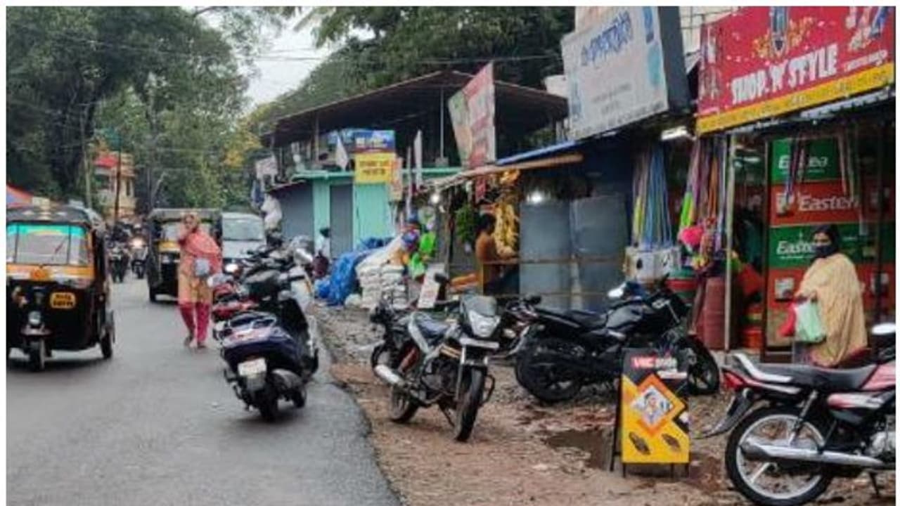 താമരക്കുളം ജങ്ഷനില് ഗതാഗതതടസം പതിവ്; റോഡരികില് കയ്യേറ്റ നിര്മാണങ്ങളെന്ന് പരാതി താമരക്കുളം ജങ്ഷനില് ഗതാഗതതടസം പതിവ്; റോഡരികില് കയ്യേറ്റ നിര്മാണങ്ങളെന്ന് പരാതി