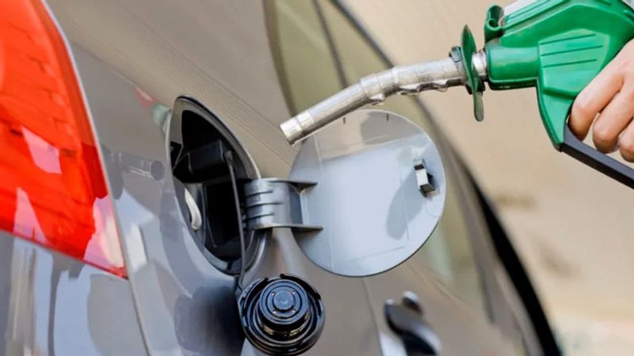 Petrol Diesel Price, 2 April 2022: 12 दिन में फ्यूल के दाम में 7 रुपए से ज्यादा का इजाफा Petrol Diesel Price, 2 April 2022: 12 दिन में फ्यूल के दाम में 7 रुपए से ज्यादा का इजाफा