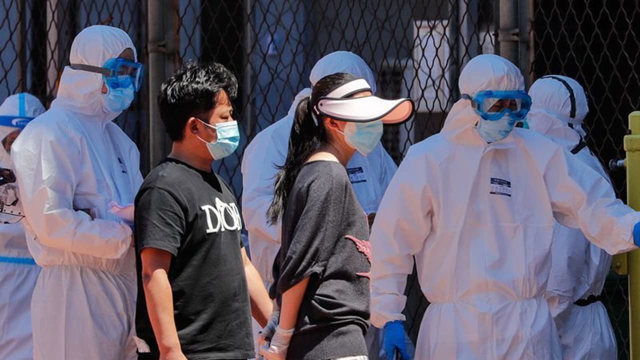 ಚೀನಾಕ್ಕೆ ಮತ್ತೆ ಕೊರೋನಾ ಭೀತಿ: ಸಮೂಹ ಹಂತದ ಪರೀಕ್ಷೆ ಶುರು! ಚೀನಾಕ್ಕೆ ಮತ್ತೆ ಕೊರೋನಾ ಭೀತಿ: ಸಮೂಹ ಹಂತದ ಪರೀಕ್ಷೆ ಶುರು!