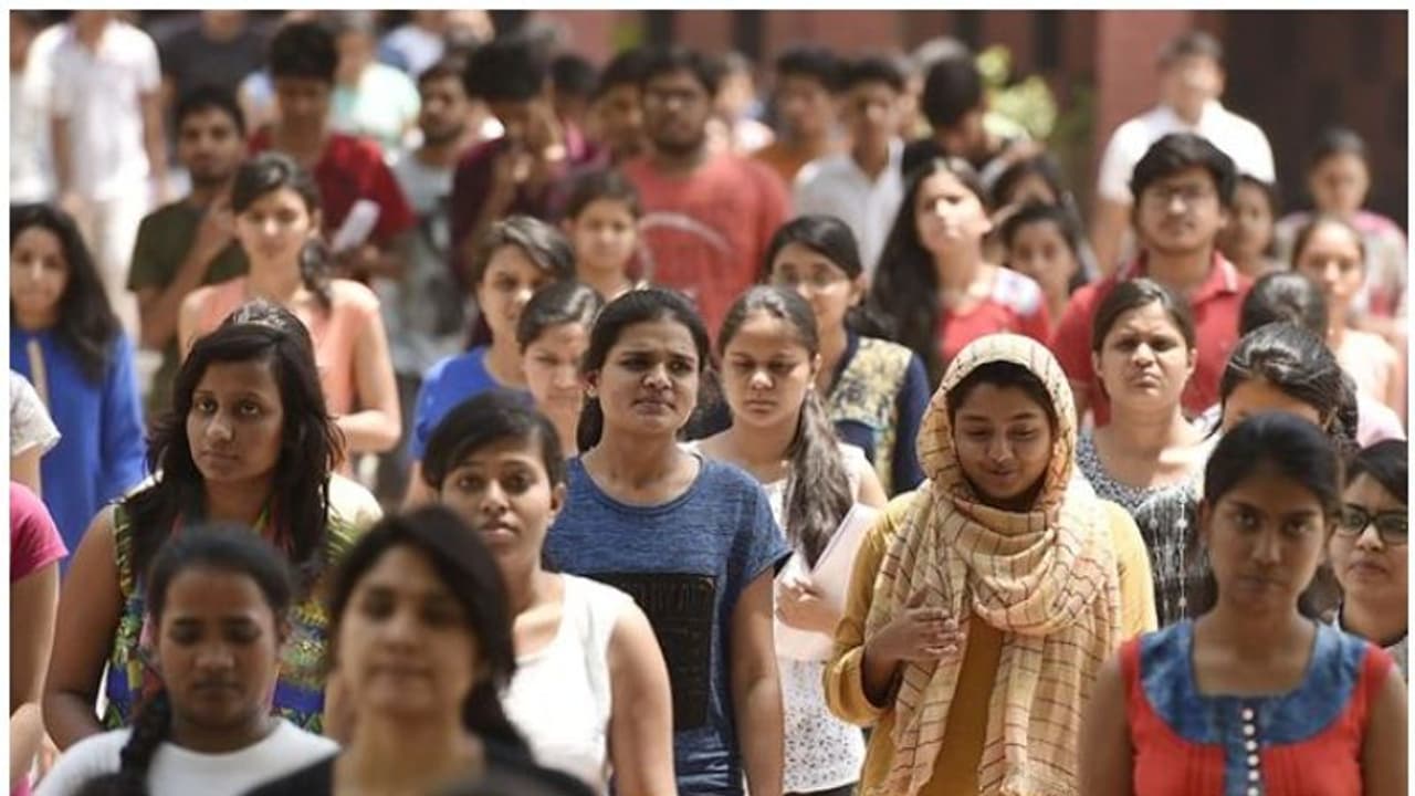 இங்கு சூழ்நிலை சரி இல்லை.. செப்டம்பருக்குள் கல்லூரி இறுதியாண்டு தேர்வுகளை நடத்த முடியாது.. முதல்வர் கடிதம்.!