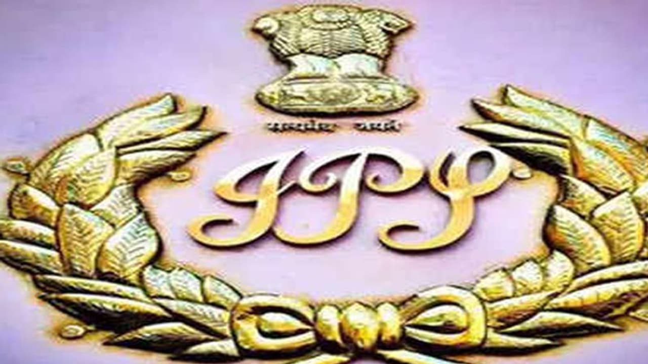 ನೆರೆಮನೆ ನಿವಾಸಿ ವಿರುದ್ಧ ಐಪಿಎಸ್ ಅಧಿಕಾರಿ ಪತ್ನಿಯಿಂದ ದೂರು! ನೆರೆಮನೆ ನಿವಾಸಿ ವಿರುದ್ಧ ಐಪಿಎಸ್ ಅಧಿಕಾರಿ ಪತ್ನಿಯಿಂದ ದೂರು!