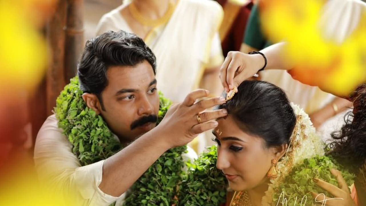 பிரமாண்டமாய் திருமணம் செய்ய நினைத்து எளிமையாக கோவிலில் நடந்த நடிகரின் மகன் திருமணம்! பிரமாண்டமாய் திருமணம் செய்ய நினைத்து எளிமையாக கோவிலில் நடந்த நடிகரின் மகன் திருமணம்!