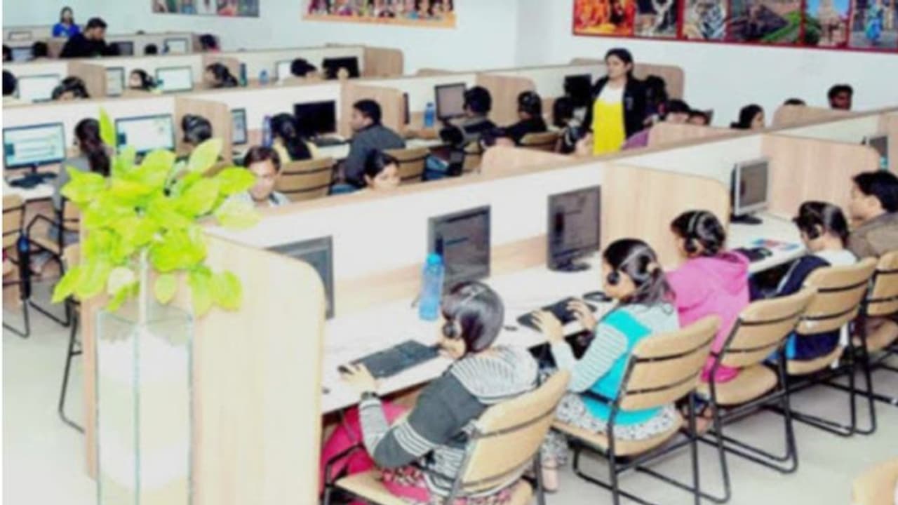 सीएम हेल्पलाइन 1076 में काम करने वाली कंपनी को नोटिस जारी, अब तक मिले 88 कोरोना पॉजिटिव सीएम हेल्पलाइन 1076 में काम करने वाली कंपनी को नोटिस जारी, अब तक मिले 88 कोरोना पॉजिटिव